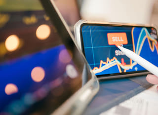 Investidor multimercado avaliando alternativas em Bitcoin, Ethereum e forex