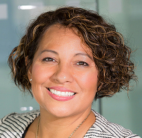 Claire Ashford, diretora de compliance e especialista em finanças, retrato
